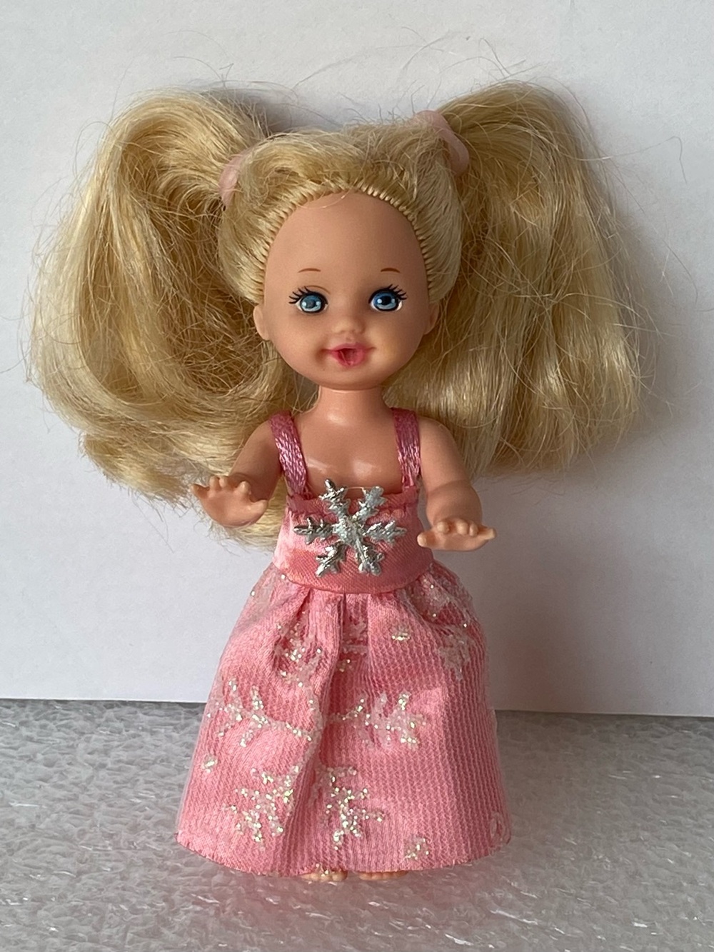 Vintage Mattel 1994 Kelly Doll Baby Sister of Barbie with Moving Arms
Lever